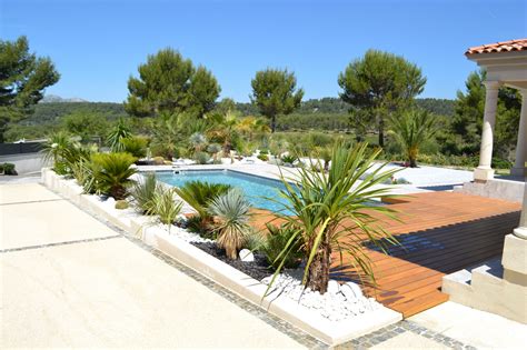Vue d'ensemble d'un aménagement paysager harmonieux autour d'une piscine moderne avec végétation et espace de détente