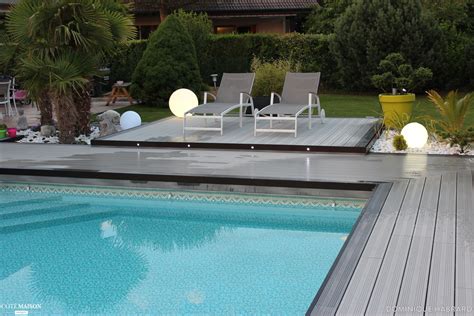 Comparatif visuel entre une plage de piscine en bois composite et une plage en pierre naturelle
