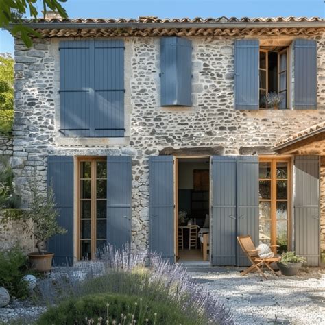 Ancienne maison charentaise typique de la région de Marennes