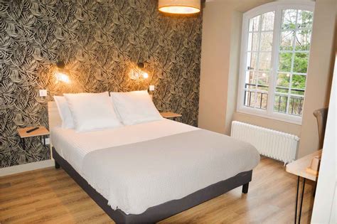 Intérieur d'une chambre double confortable et décorée avec soin au Logis des Lauriers Roses