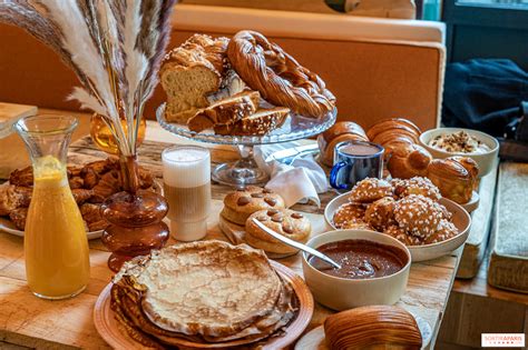 Petit-déjeuner gourmand avec confitures maison et produits locaux au Logis des Lauriers Roses