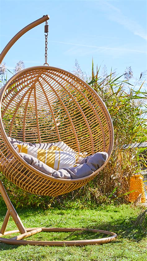 Fauteuil œuf suspendu dans un jardin