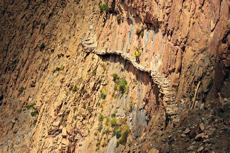 grimpeurs sur une grande paroi calcaire à Taghia