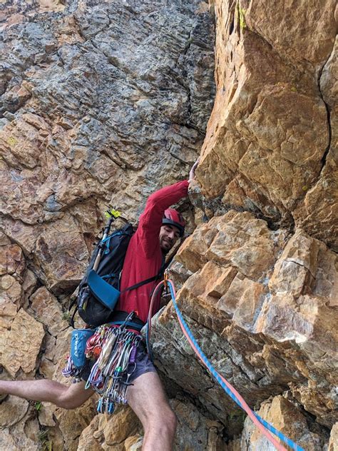 grimpeur en escalade traditionnelle à Tafraout