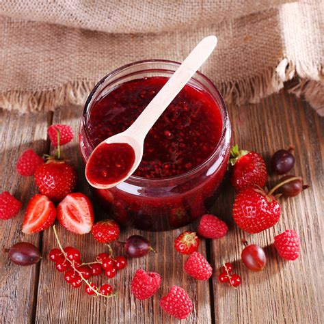 Bol de confiture aux fruits rouges avec des fruits frais autour