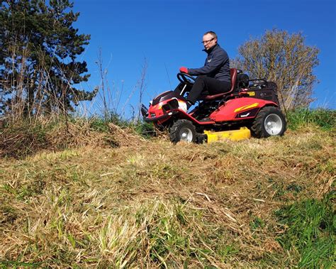 Tondeuse débroussailleuse sur un terrain en friche