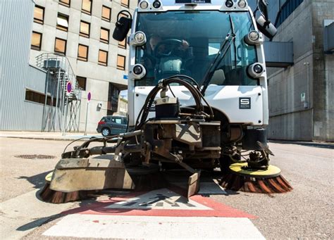 Vue panoramique des services de nettoyage urbain dans les rues de Nevers