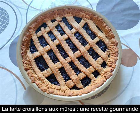 Photo d'une tarte en croisillons à la myrtille fraîchement préparée
