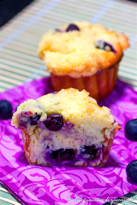 Assortiment de muffins aux myrtilles fraîchement sortis du four