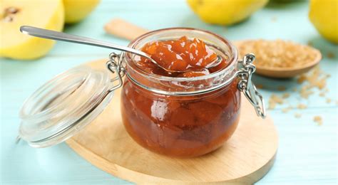Assortiment de produits à base de coing : confiture, pâte de fruits