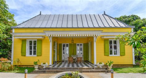 Architecture créole colorée dans un village acadien