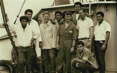 Jeunes hommes sur l'île d'Ata en 1966