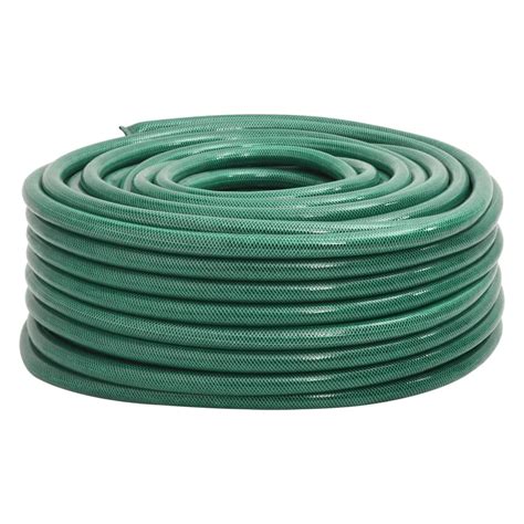Tuyau d'arrosage vert enroulé