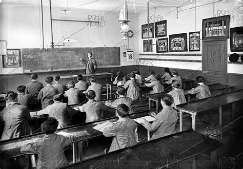 une salle de classe de sciences au début du XXe siècle