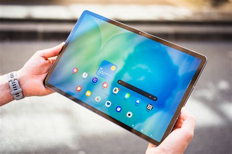 Exemple d'une tablette de bonsaï DIY innovante, peut-être avec des éléments lumineux intégrés ou une texture unique