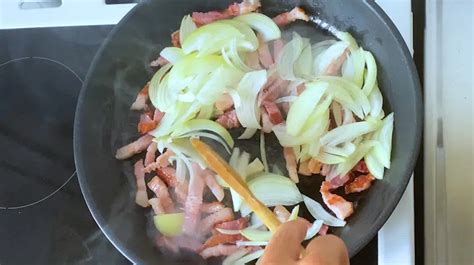 Lardons et légumes dans une poêle
