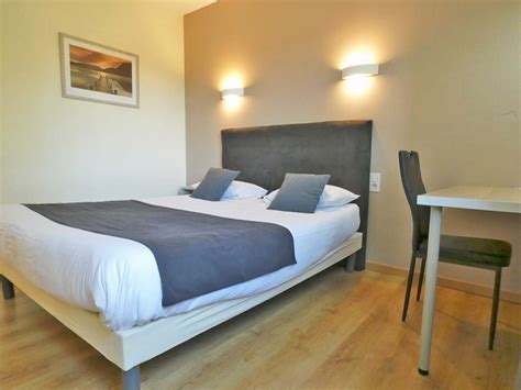 Image d'une chambre d'hôtel simple et fonctionnelle