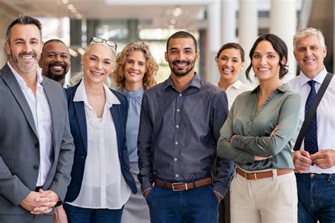 Photo d'équipe d'artisans professionnels en tenue de travail