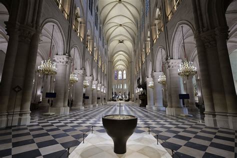 Vue intérieure de la salle de visite surplombant les cuves en cuivre