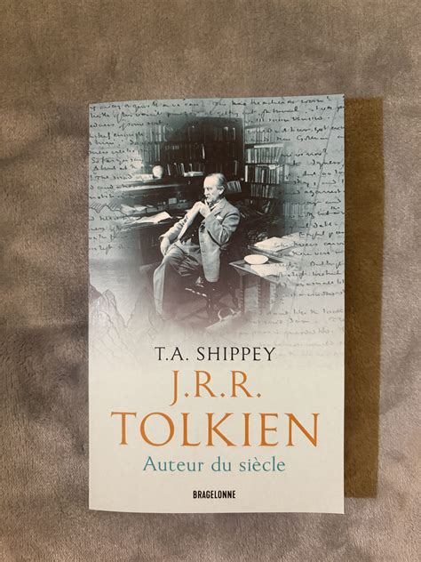 Image d'archives de J.R.R. Tolkien dans son bureau