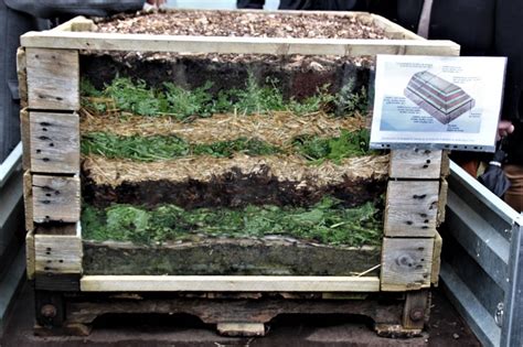 Vue en coupe d'un bac de permaculture montrant les différentes couches de substrat