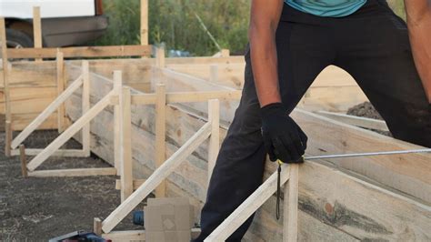 Étapes de montage du coffrage en mélaminé pour une jardinière sur mesure