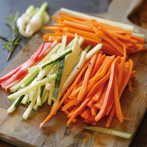 Schéma de découpe des légumes en carrés réguliers pour une cuisson uniforme dans la marmite.