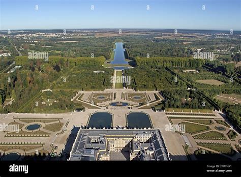 Vue panoramique du jardin du Château d'Orcher avec l'estuaire de la Seine en arrière-plan