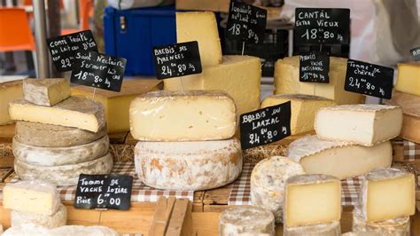 Photographie d'une sélection de fromages Comté en boutique