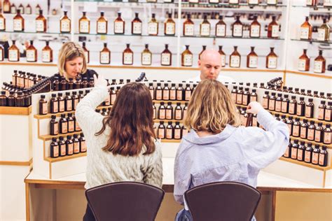 atelier de parfumerie traditionnelle à Grasse avec des essences naturelles