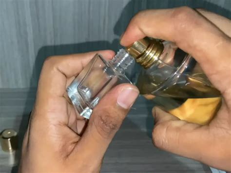 flacon d'eau de cologne posé sur une table en bois rustique avec des fleurs séchées