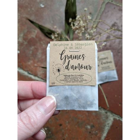 Photo montrant une main tenant un sachet de graines bio devant un balcon fleuri