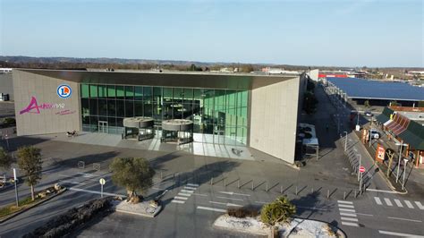 Vue aérienne et accès du centre commercial Aushopping Villars avec signalétique Auchan
