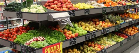 Rayon des produits frais et étals de fruits et légumes dans l'hypermarché