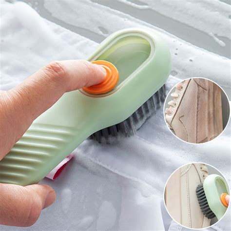 Illustration montrant l'utilisation d'une brosse à poils doux et d'une solution savonneuse