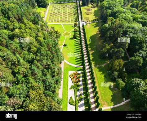 Vue aérienne d'un jardin paysager magnifiquement entretenu en Essonne