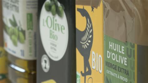 Gros plan sur une sélection d'huiles d'olive de terroir et de conserves artisanales