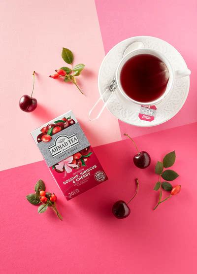 infusion églantier hibiscus avec des glaçons et des tranches d'orange, montrant qu'elle peut être bue froide