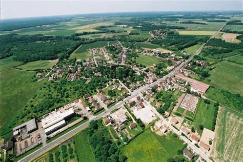 Vue aérienne de Pamfou avec ses champs et hameaux