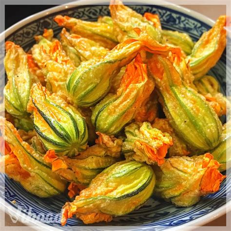 Beignets de fleurs de courge en pleine friture