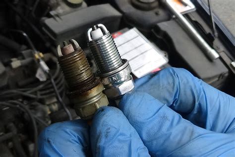 Image d'une bougie d'allumage neuve et d'une usée