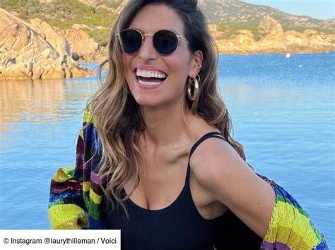 Laury Thilleman souriante en maillot de bain rose