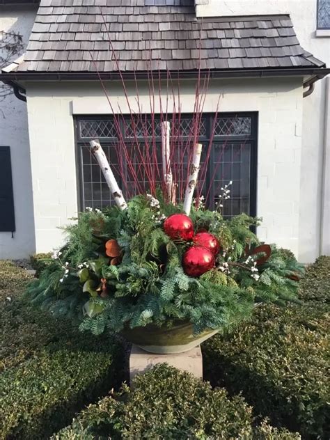 Jardinière de Noël remplie de conifères, baies et ornements