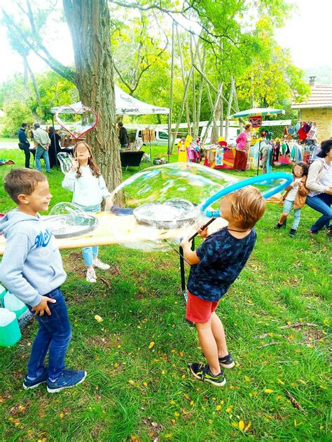 Enfants faisant des bulles géantes dans un jardin
