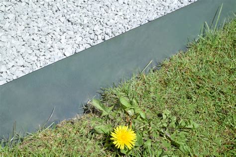 Schéma illustrant une bordure en acier galvanisé installée le long d'une allée de gravier