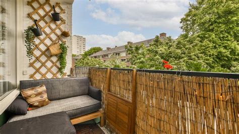 Balcon avec canisses en bambou et jardinières
