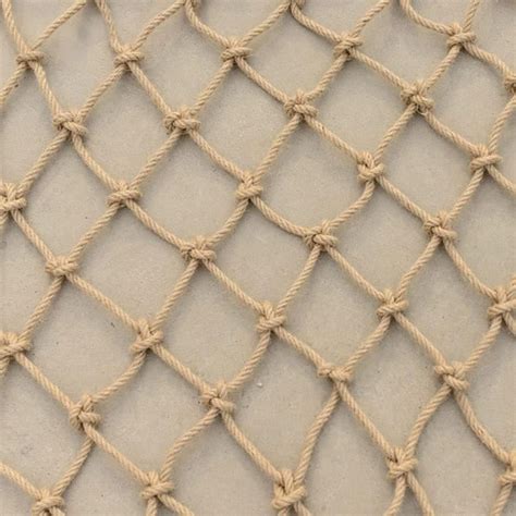 Gros plan sur le tressage manuel d'un filet en corde, mettant en avant la qualité des nœuds et la texture des fibres