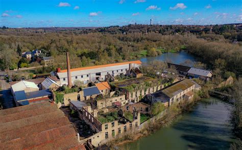 Vue panoramique du site des Usines à Ligugé, illustrant la réhabilitation architecturale de l'ancienne filature