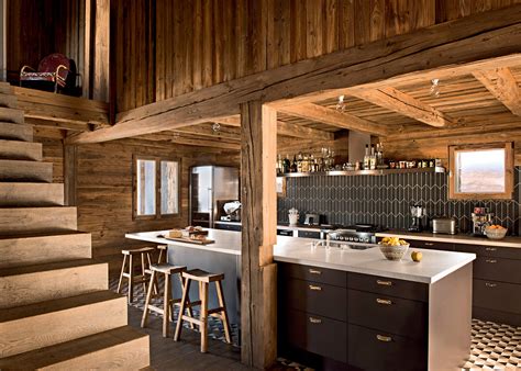 Intérieur chaleureux d'une villa de montagne avec cuisine équipée