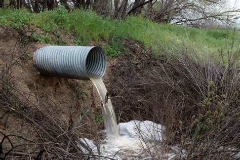 Infographie montrant l'évolution d'une canalisation obstruée par des graisses